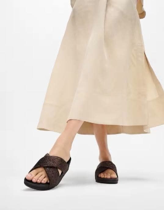 Cross slide women fitflop (Category: Sandals) located in Muntinlupa City. Submitted by jcualquera (Listing ID 1469138896, Image 2). Description: women cross slides Choco mettalic brown US9 Only ✅ onhand gcsh bank transfer.