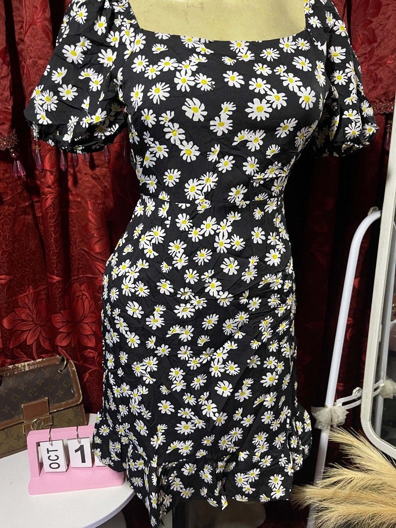 Daisy floral black mini dress (Category: Dresses) located in Manila. Submitted by wheneity67thifted (Listing ID 1469034913, Image 2). Description: This is a black daisy-print bodycon mini dress featuring a square neckline, short puff sleeves, and a ruffled hem.