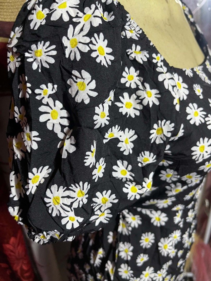 Daisy floral black mini dress (Category: Dresses) located in Manila. Submitted by wheneity67thifted (Listing ID 1469034913, Image 3). Description: This is a black daisy-print bodycon mini dress featuring a square neckline, short puff sleeves, and a ruffled hem.