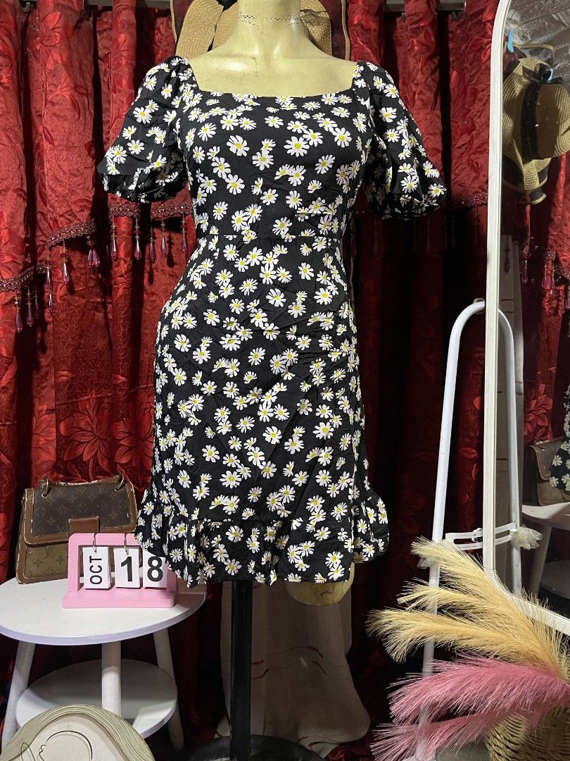 Daisy floral black mini dress (Category: Dresses) located in Manila. Submitted by wheneity67thifted (Listing ID 1469034913, Image 1). Description: This is a black daisy-print bodycon mini dress featuring a square neckline, short puff sleeves, and a ruffled hem.