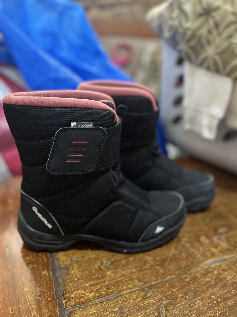 Decathlon Winter Boots size 6 (Category: Boots) located in Quezon City. Submitted by rhoyrhoy (Listing ID 1468978484, Image 1). Description: Decathlon Quechua Brand Winter boots Black with pink highlight colors Comfortable for walking and snow activities Water resistant Best fits size 6 Perfect snug fit worn with socks Minor flaw: glue is starting to strip due to storage and no longer being used. You can just apply shoe/cobbler super glue or have