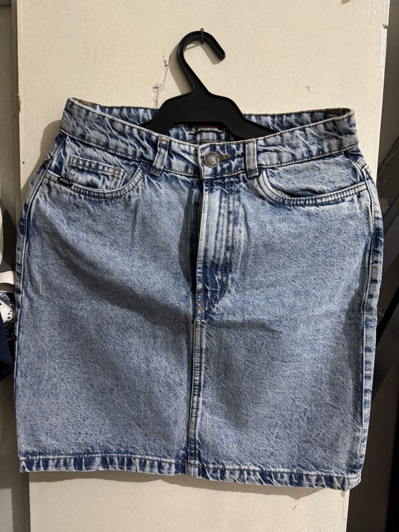 Decluttering - 4-5 items for 500 pesos (Category: Skirts) located in Manila. Submitted by aasd328 (Listing ID 1469008773, Image 1). Description: Decluttering some of my clothes. 4 or 5 items for 500 pesos only. Any on the 60 items, please check other listings :) Can do meet up in BGC this week or via lalamove. Rfs: hindi na kasya, will buy work out clothes sa kikitain :) Thank you so much!!!.