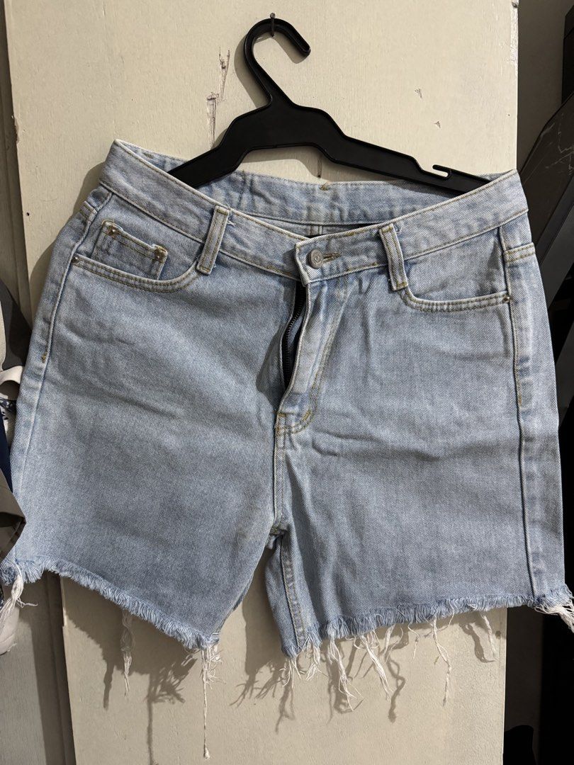 Decluttering - 4-5 items for 500 pesos (Category: Skirts) located in Manila. Submitted by aasd328 (Listing ID 1469008773, Image 3). Description: Decluttering some of my clothes. 4 or 5 items for 500 pesos only. Any on the 60 items, please check other listings :) Can do meet up in BGC this week or via lalamove. Rfs: hindi na kasya, will buy work out clothes sa kikitain :) Thank you so much!!!.