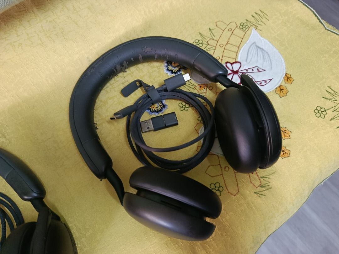 Dell Pro Plus Wireless ANC Headset WL5024 (Category: Headphones & Headsets) located in Quezon City. Submitted by carou85958 (Listing ID 1468984765, Image 3). Description: Dell Pro Plus Wireless ANC Headset WL5024 makinis no issue prize p4500 sagad na 17 ibp road batasan hills qc.