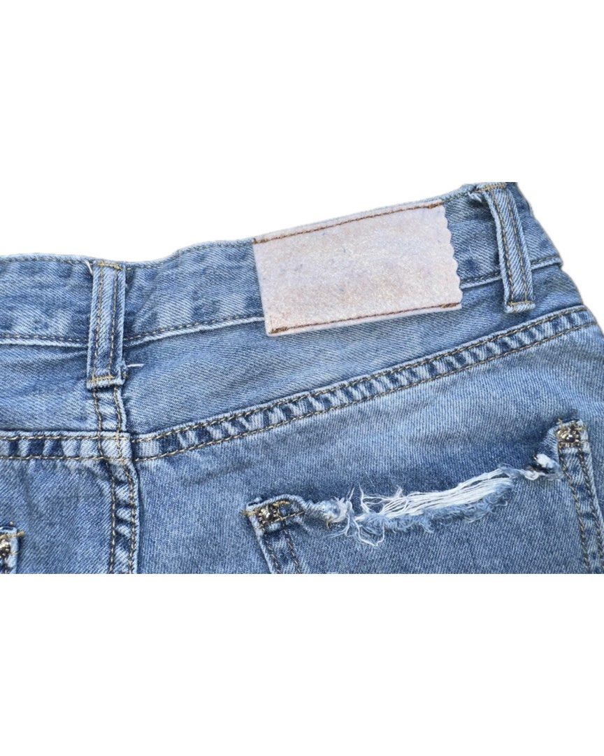 Denim Cut-Off Shorts (Category: Shorts) located in Bacoor. Submitted by pickedbykoko (Listing ID 1468961096, Image 3). Description: Waist: 28 inches Length: 10 inches Condition:Very Good Flaws: the tag the at back is faded but could easily be cut, and a bit of stain. Shown on the 3rd and 4th slide. Colors may appear slightly different depending on lighting and your screen. 🏷 ₱88.00 Code: K21.