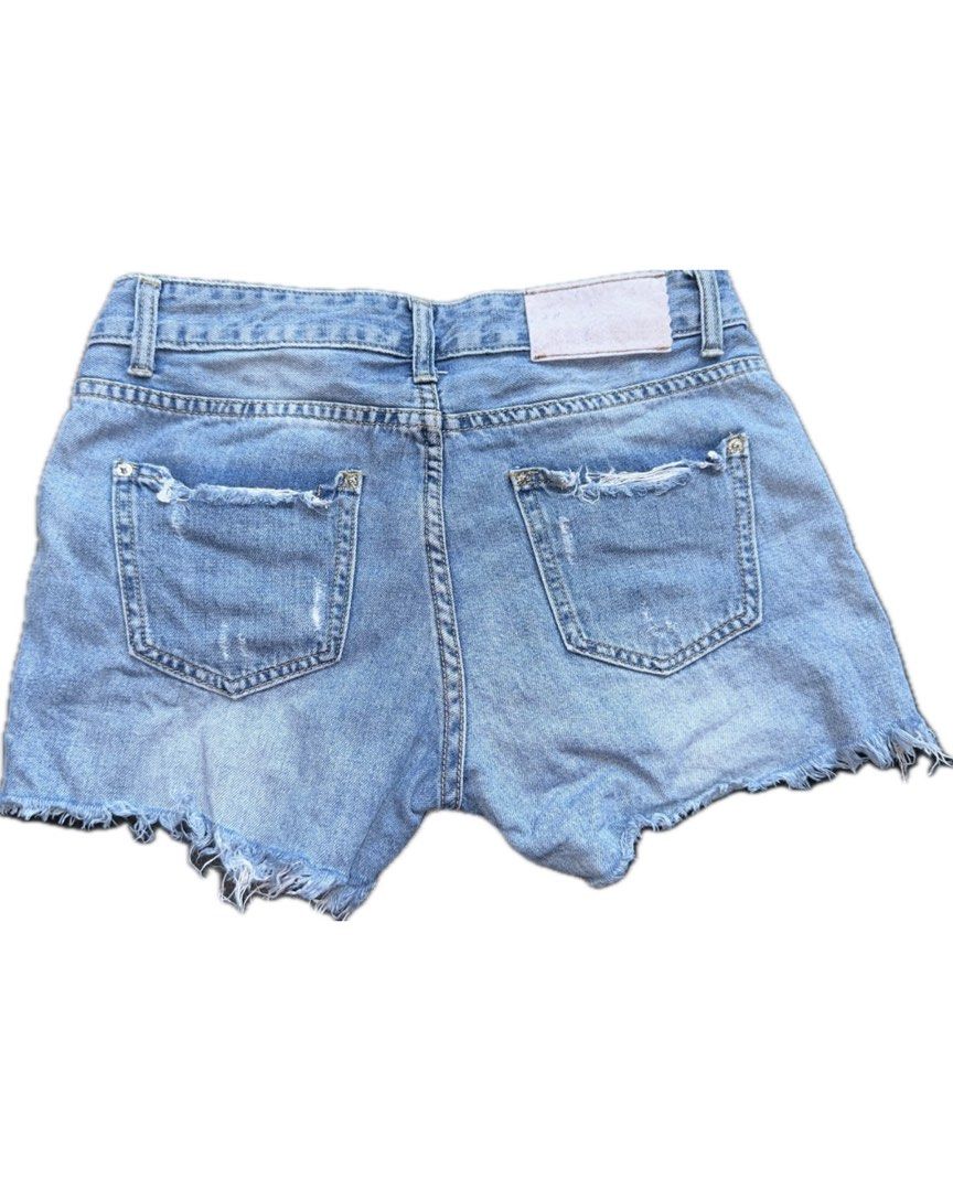 Denim Cut-Off Shorts (Category: Shorts) located in Bacoor. Submitted by pickedbykoko (Listing ID 1468961096, Image 2). Description: Waist: 28 inches Length: 10 inches Condition:Very Good Flaws: the tag the at back is faded but could easily be cut, and a bit of stain. Shown on the 3rd and 4th slide. Colors may appear slightly different depending on lighting and your screen. 🏷 ₱88.00 Code: K21.