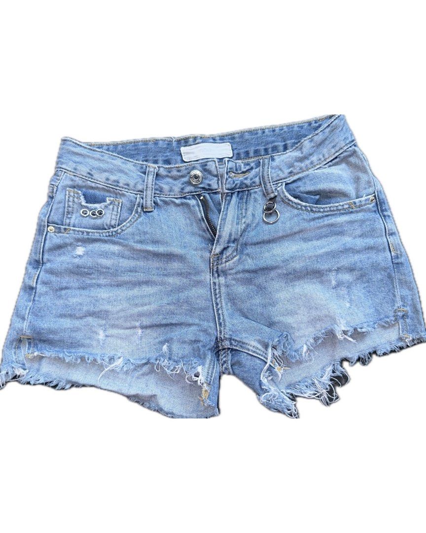 Denim Cut-Off Shorts (Category: Shorts) located in Bacoor. Submitted by pickedbykoko (Listing ID 1468961096, Image 1). Description: Waist: 28 inches Length: 10 inches Condition:Very Good Flaws: the tag the at back is faded but could easily be cut, and a bit of stain. Shown on the 3rd and 4th slide. Colors may appear slightly different depending on lighting and your screen. 🏷 ₱88.00 Code: K21.