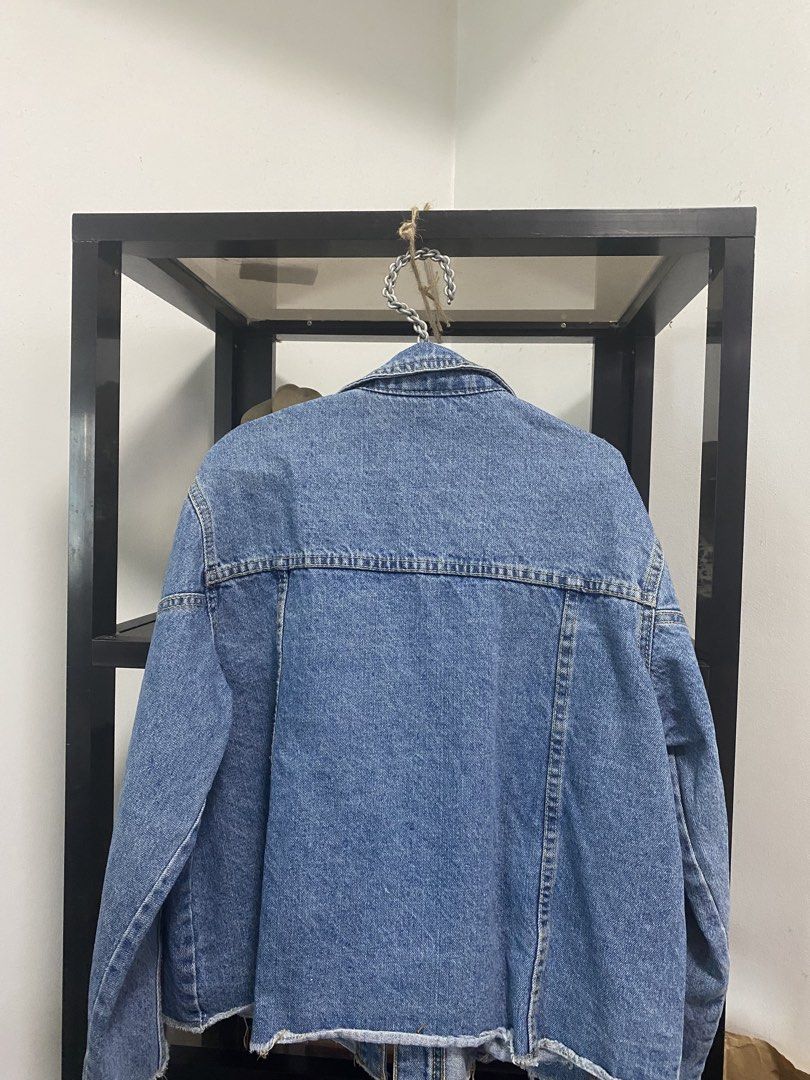 Denim Jacket Semi-cropped (Category: Coats, Jackets and Outerwear) located in Quezon City. Submitted by zaffiro98 (Listing ID 1468995961, Image 2). Description: fits L to XL Bustline 42” Waistline 42” Length 21”.