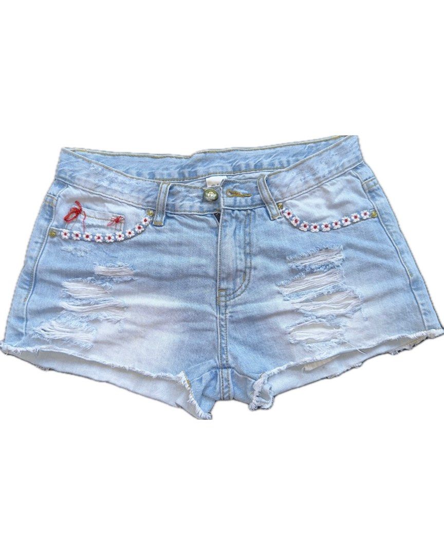 Denim Shorts (Category: Shorts) located in Bacoor. Submitted by pickedbykoko (Listing ID 1468961499, Image 1). Description: Brand: OU Waist: 29 inches Length: 9.5 inches Condition:Very Good Colors may appear slightly different depending on lighting and your screen. 🏷 ₱88.00 Code: K22.