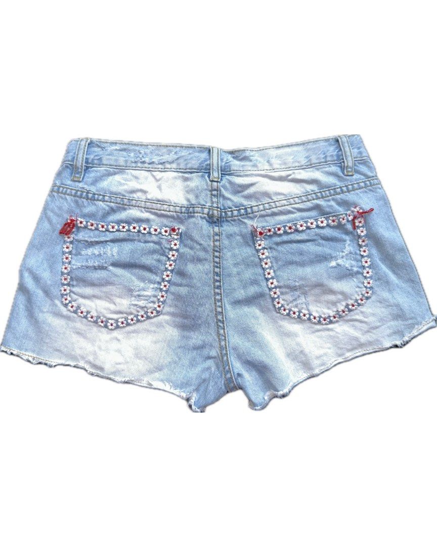 Denim Shorts (Category: Shorts) located in Bacoor. Submitted by pickedbykoko (Listing ID 1468961499, Image 2). Description: Brand: OU Waist: 29 inches Length: 9.5 inches Condition:Very Good Colors may appear slightly different depending on lighting and your screen. 🏷 ₱88.00 Code: K22.