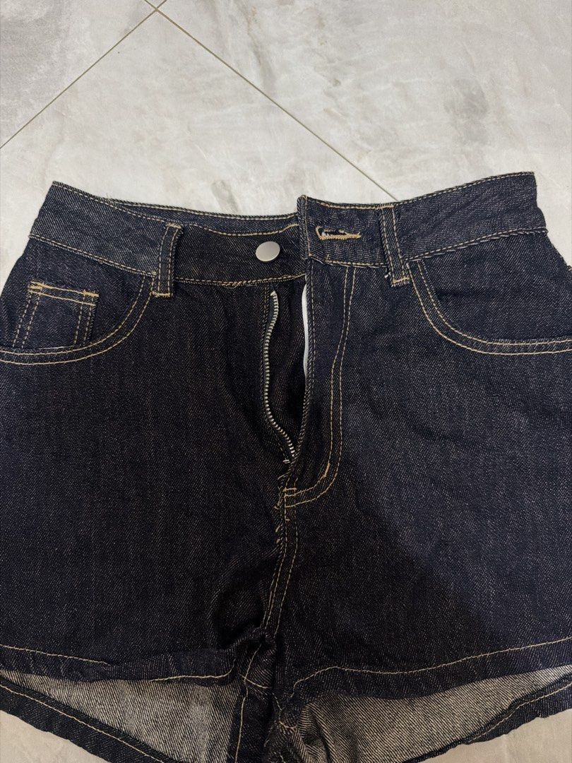 Denim Shorts (Category: Shorts) located in Batangas. Submitted by lildealbyren (Listing ID 1468991484, Image 2). Description: size 26.