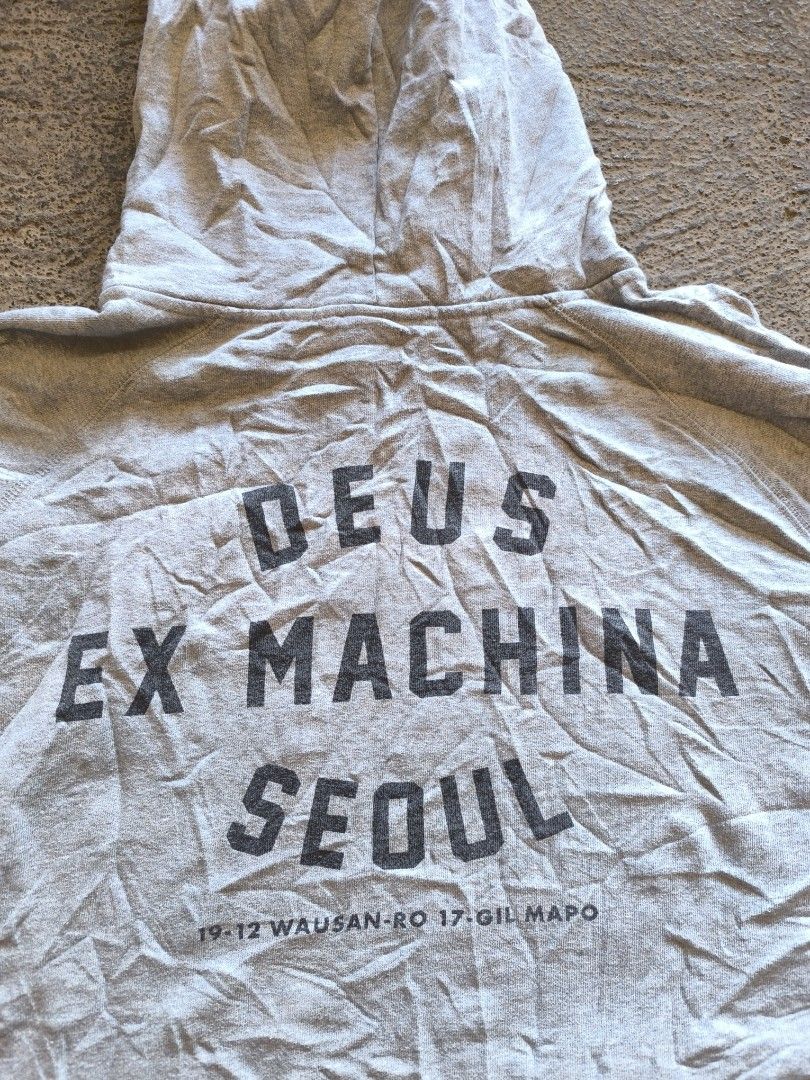 DEUS EX MACHINA HOODIE (Category: Coats, Jackets and Outerwear) located in Cotabato. Submitted by sentimentalgoodz (Listing ID 1469161585, Image 3). Description: DEUS EX MACHINA HOODIE 9/10 CONDITION 23/28 DIMENSION NO ISSUE.