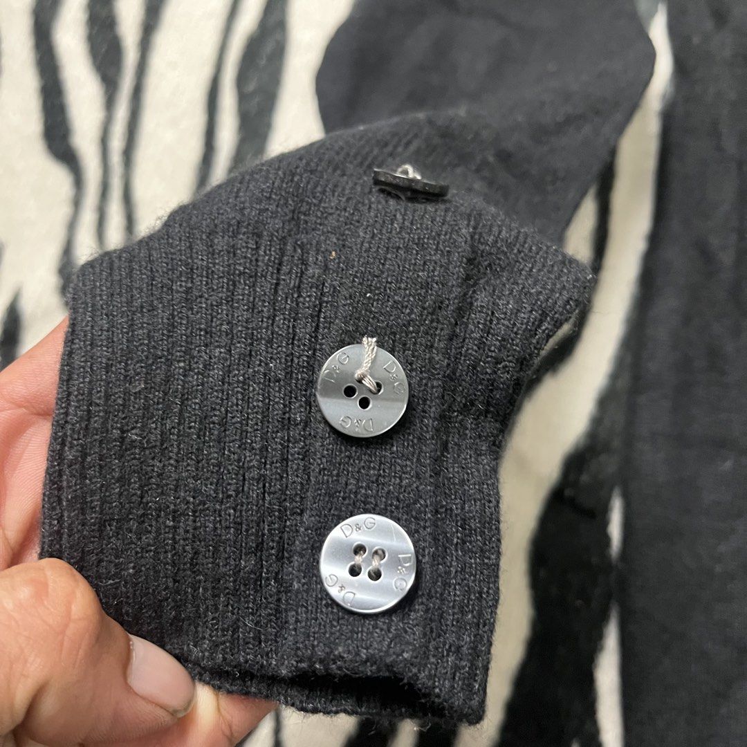 D&G cardigan wool (Category: Longsleeves) located in Manila. Submitted by royaldripmanila (Listing ID 1469082852, Image 3). Description: No issue W19 L21.