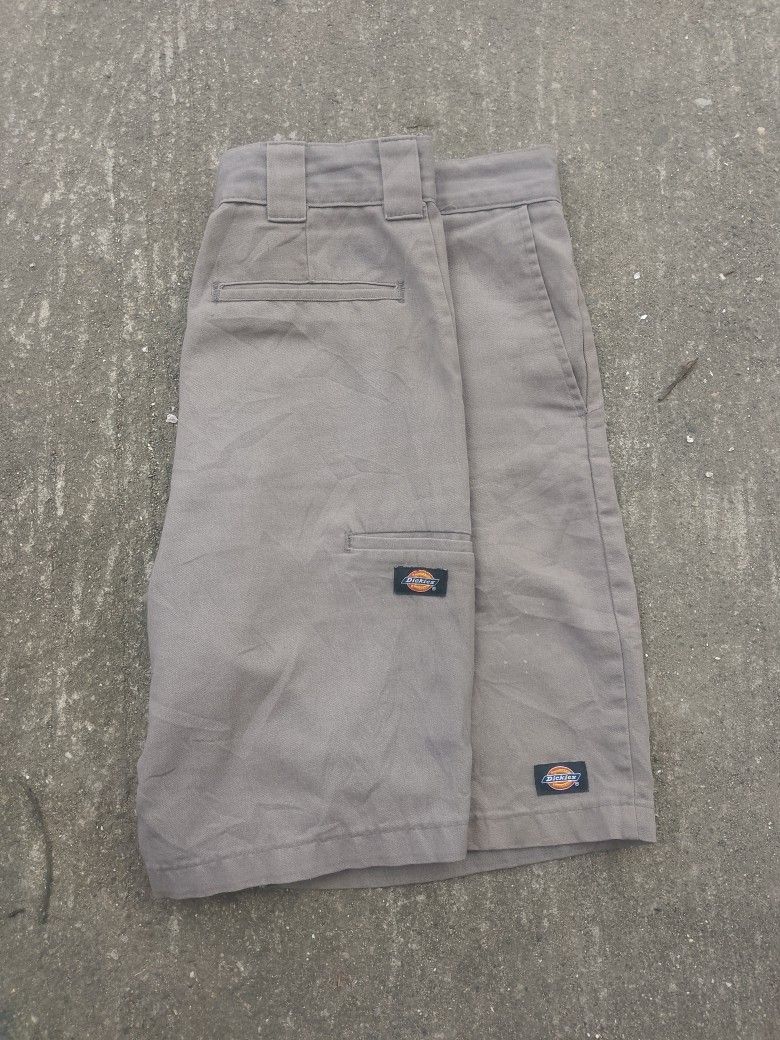 Dickies Brown Cargo Shorts (Category: Shorts) located in Bacolod City. Submitted by carlo1019 (Listing ID 1469127578, Image 1). Description: - Brand: Dickies - Color: Brown - Material: Durable canvas fabric - Fit: Straight leg, hits right at the knee - Pockets: Multi-pocket cargo layout - Details: Signature Dickies logo patch on cargo flap and hem, thick belt loops - Condition: Great casual staple piece for daily wear.