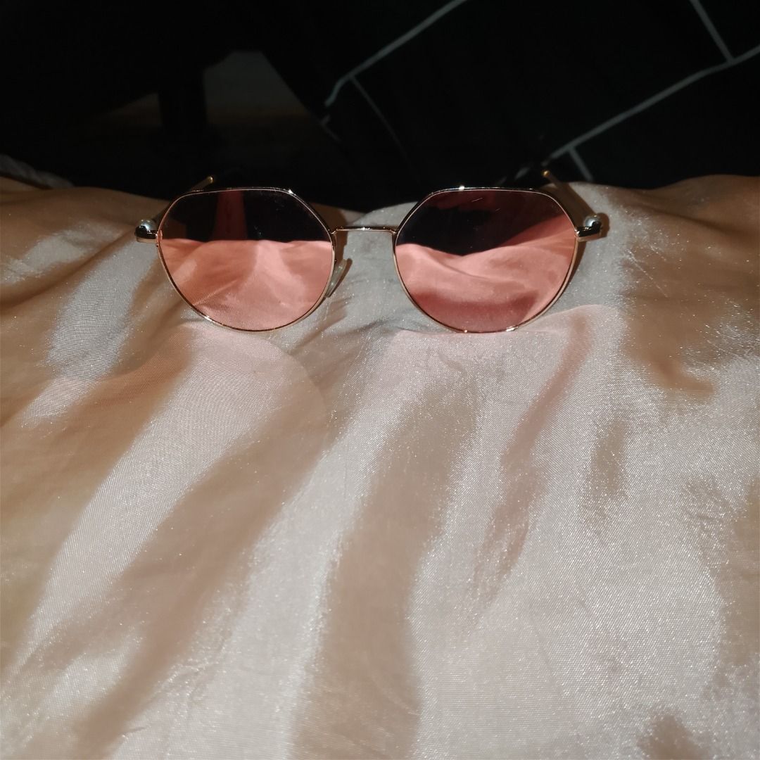 Dickies Forth USA Sunglasses Pink Gold (Category: Sunglasses & Eyewear) located in Roxas City. Submitted by demalatagiboy (Listing ID 1469017679, Image 2). Description: - Brand: Dickies Forth USA - Lenses: Rose gold mirrored for a trendy look - Frame: Unique geometric shape with thin gold-tone metal arms - Details: Cute small pearl-like accent near the hinges and comfortable black temple tips - Fit: Lightweight and comfortable for all-day wear - 