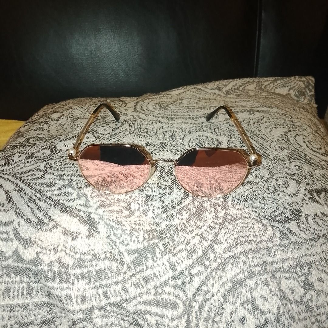 Dickies Forth USA Sunglasses Pink Gold (Category: Sunglasses & Eyewear) located in Roxas City. Submitted by demalatagiboy (Listing ID 1469017679, Image 1). Description: - Brand: Dickies Forth USA - Lenses: Rose gold mirrored for a trendy look - Frame: Unique geometric shape with thin gold-tone metal arms - Details: Cute small pearl-like accent near the hinges and comfortable black temple tips - Fit: Lightweight and comfortable for all-day wear - 