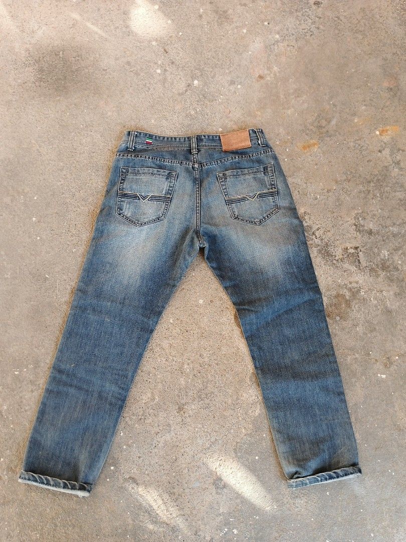 Diesel jeans (Category: Jeans) located in Banna (Espiritu). Submitted by aarongabba38202 (Listing ID 1469010262, Image 2). Description: cut tag, 34x32.
