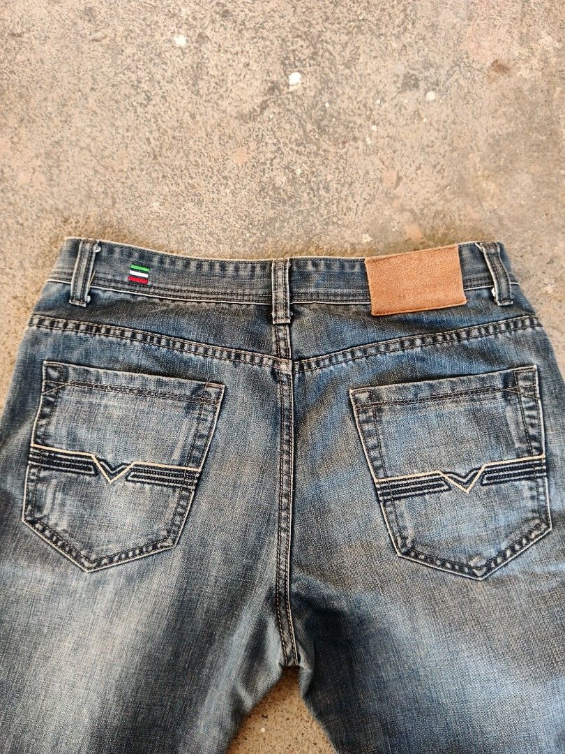 Diesel jeans (Category: Jeans) located in Banna (Espiritu). Submitted by aarongabba38202 (Listing ID 1469010262, Image 3). Description: cut tag, 34x32.