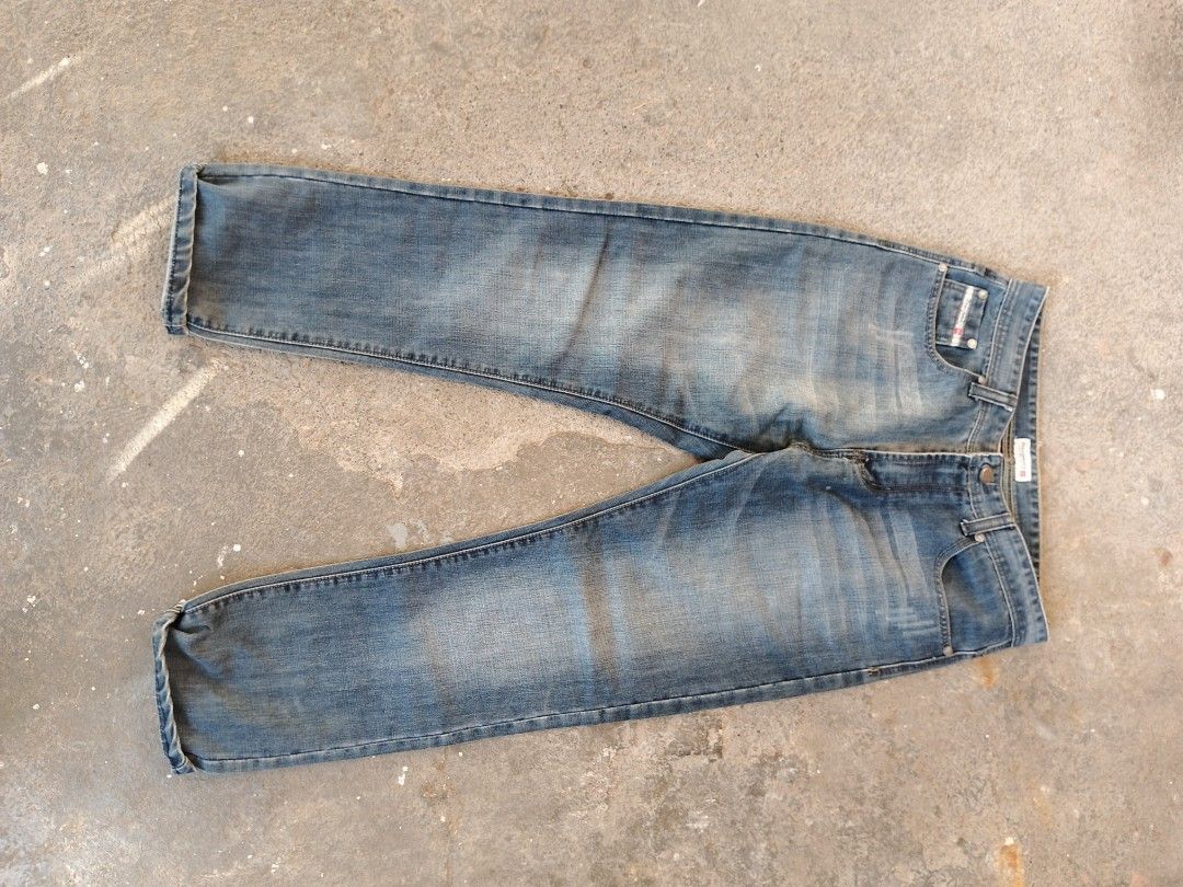 Diesel jeans (Category: Jeans) located in Banna (Espiritu). Submitted by aarongabba38202 (Listing ID 1469010262, Image 1). Description: cut tag, 34x32.