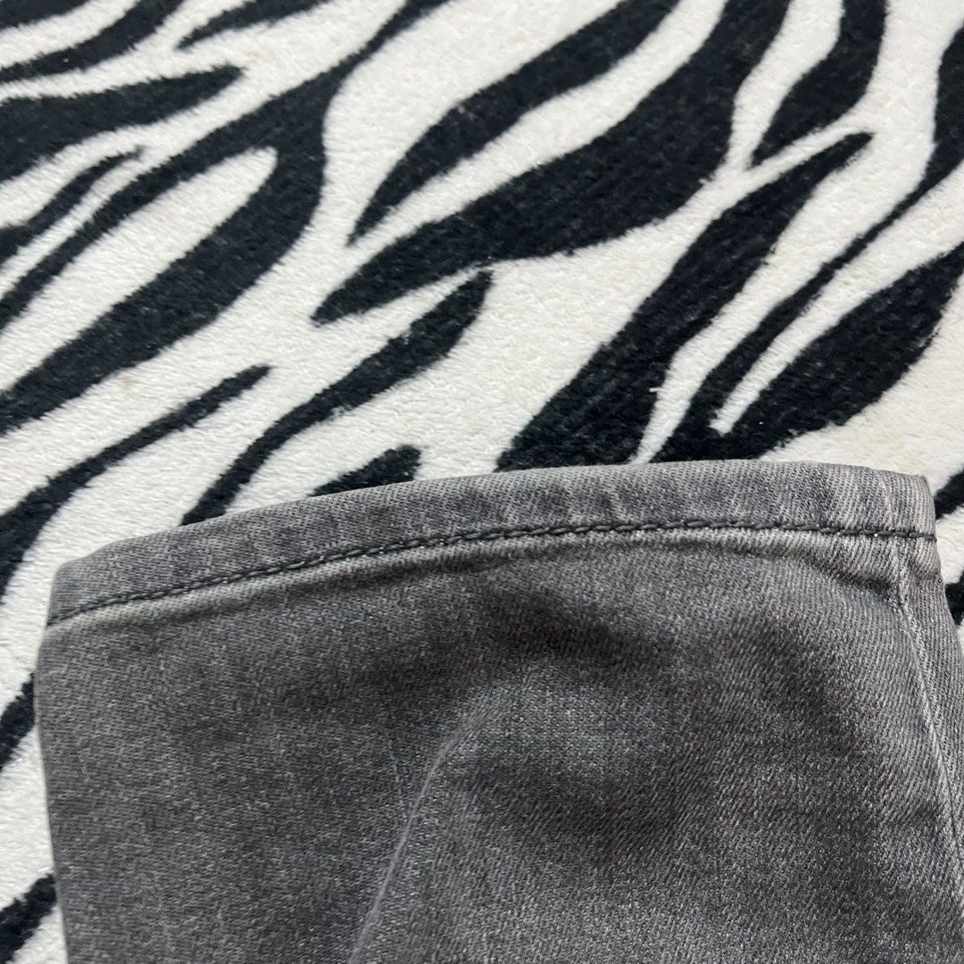 Diesel pants (Category: Jeans) located in Manila. Submitted by royaldripmanila (Listing ID 1468931085, Image 3). Description: Sign of usage W30 L39.5 Hem 6.