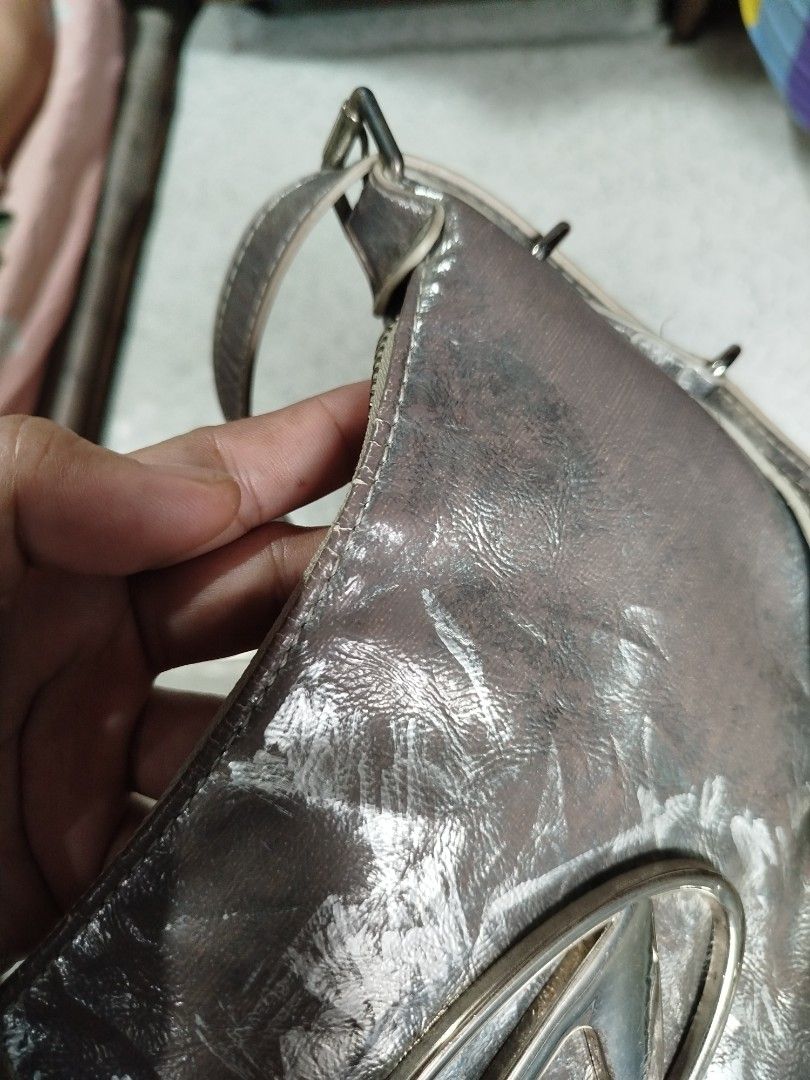 Diesel y2k bag (Category: Cross-body Bags) located in Mandaluyong City. Submitted by ren2o_cru2 (Listing ID 1468931866, Image 3). Description: fs vintage diesel metal logo y2k bag distressed design minamal scratch.