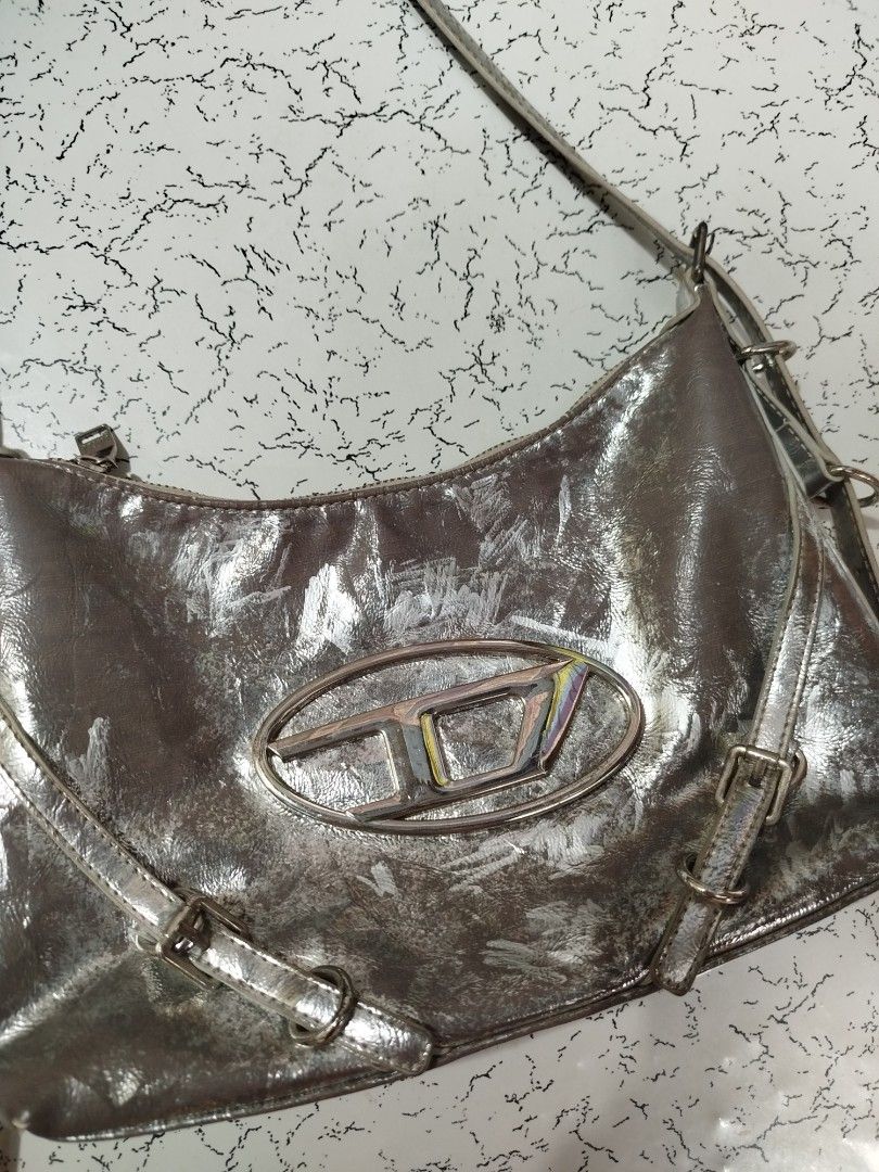 Diesel y2k bag (Category: Cross-body Bags) located in Mandaluyong City. Submitted by ren2o_cru2 (Listing ID 1468931866, Image 2). Description: fs vintage diesel metal logo y2k bag distressed design minamal scratch.