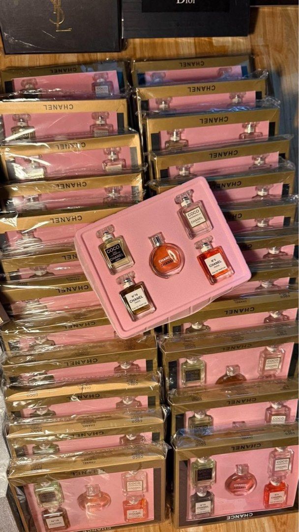 Dior Miniature Perfume Gift Set Box (Category: Fragrance & Deodorants) located in Manila. Submitted by silverlion_7d2d82 (Listing ID 1469002917, Image 2). Description: dupe/inspired fragrance lang po its made to smell very similar to a popular luxury or designer perfume po but its sold to a much lower price around 20%-30% manage expectations since prem copy an perfumes, if mataas expectations go for orig perfs..