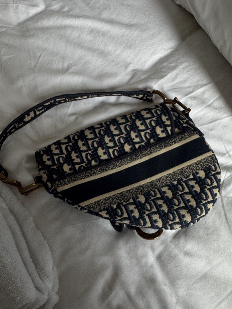 Dior saddle bag (Category: Purses & Pouches) located in Manila. Submitted by emilyclothes.usa (Listing ID 1469096433, Image 3). Description: .