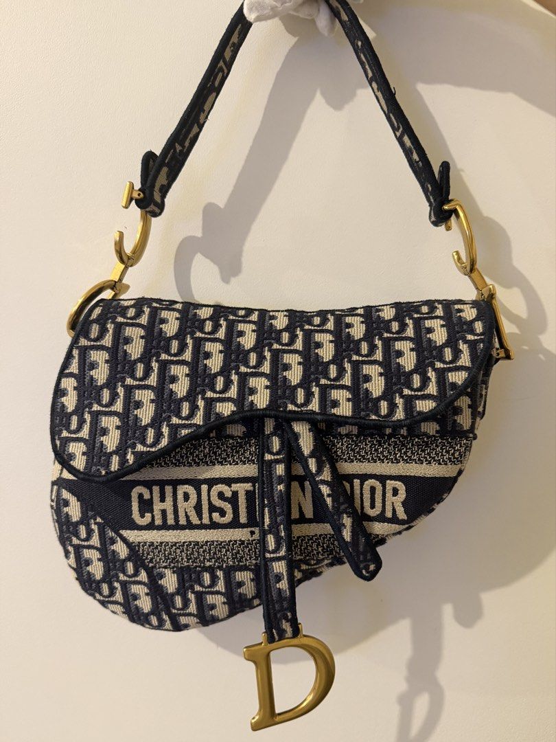 Dior Saddle Oblique (Category: Luxury Bags & Wallets) located in Makati City. Submitted by theladyluxxe (Listing ID 1468940365, Image 2). Description: DIOR SADDLE OBLIQUE MEDIUM✨ RANK A Comes with dust bag, strap & legit grails COA Store Price 290k+ 125k Only for 3mo LA Negotiable for cash 💳 MOP: BPI/Bank Transfer/Gcash/Maya/Paypal DISCLAIMER: theladyluxxe is NOT AFFILIATED with any brand posted on this page. All rights, trademarks, and copyrigh