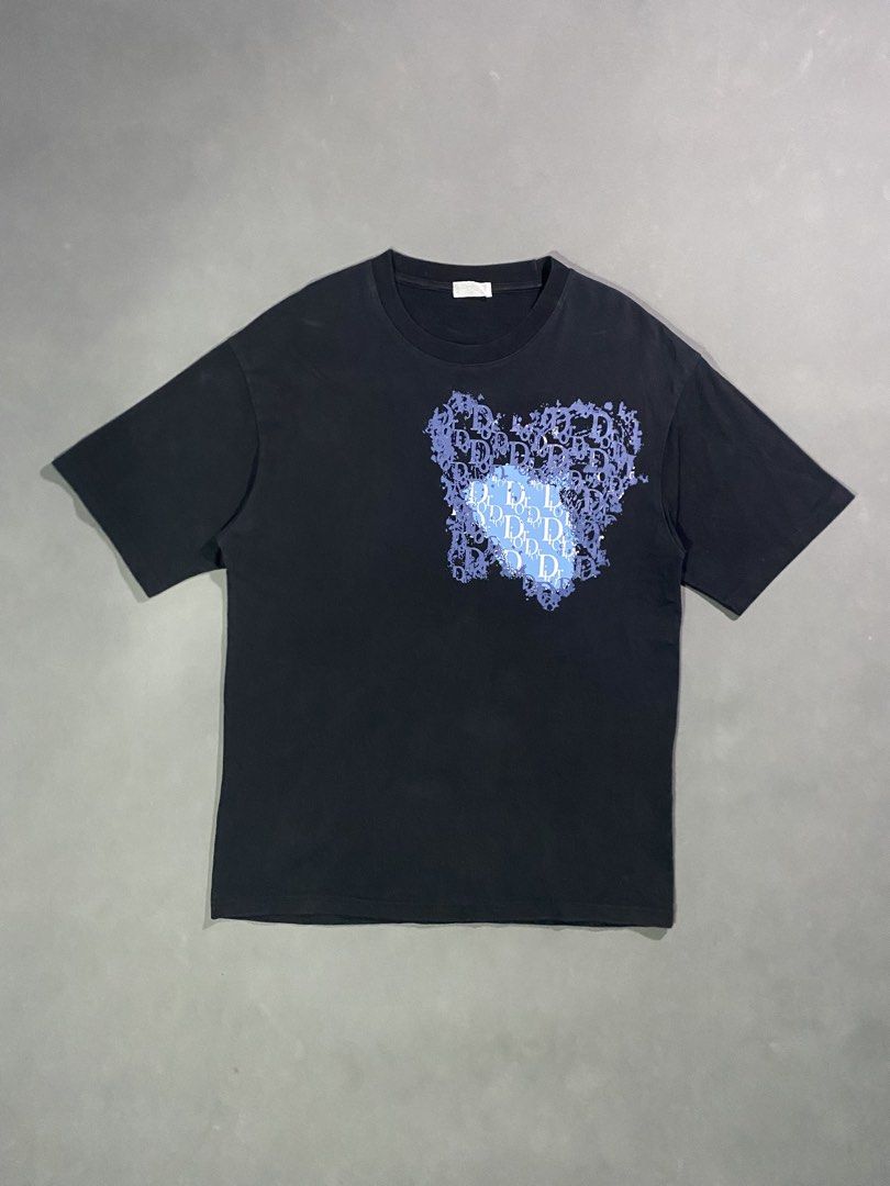 DIOR T shirt (Category: Tshirts & Polo Shirts ) located in Dumaguete. Submitted by darios_thrift (Listing ID 1469112592, Image 1). Description: DIOR T shirt ₱550 + sf Dimes : 21 x 28 Excellent condition ✅ Issue : None Need wash Color rate : 9.5/10 (Color may vary due to lighting).