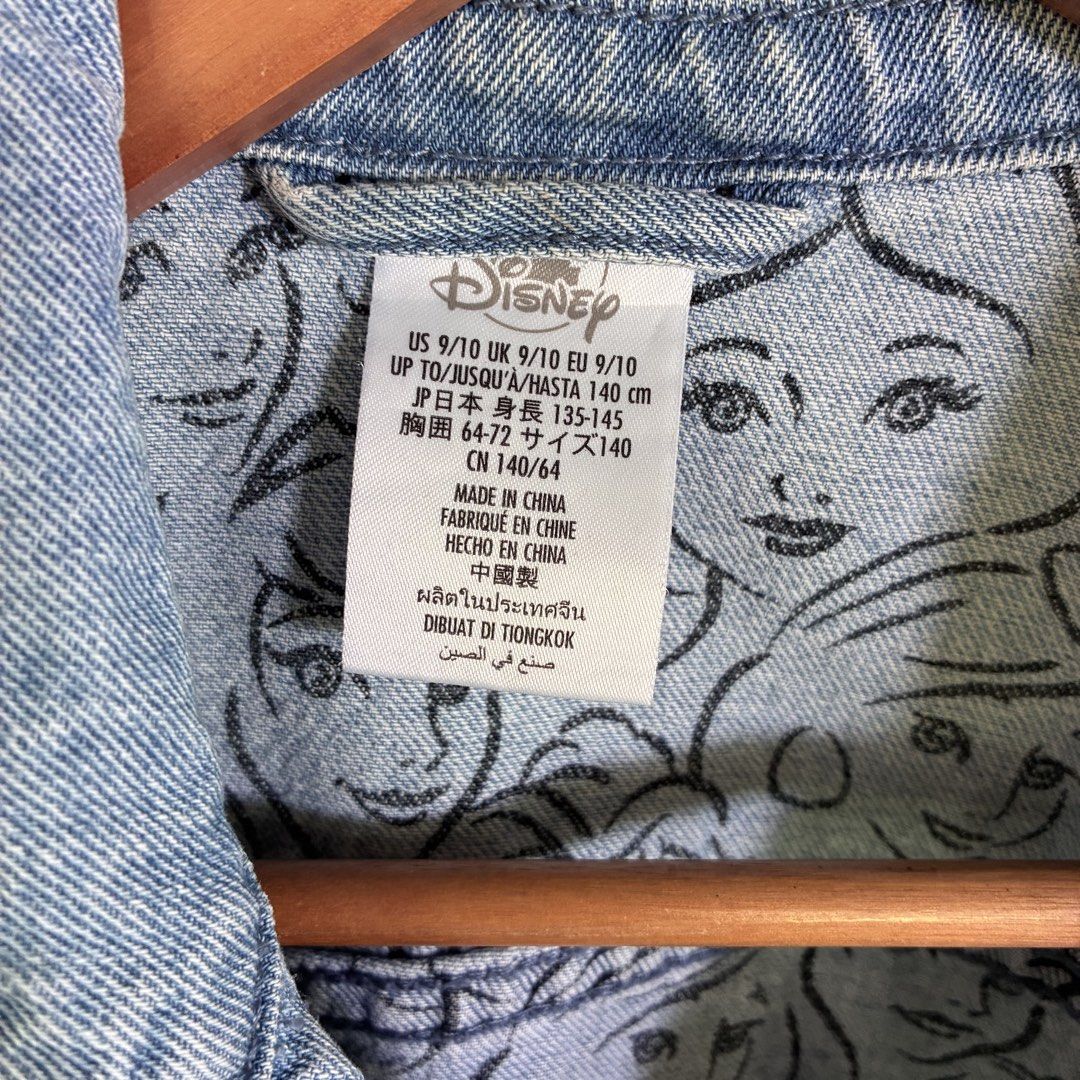 Disney Princess Denim Jacket Size US 9/10 (Category: Babies & Kids Fashion) located in Candelaria. Submitted by trendoclock (Listing ID 1469000524, Image 2). Description: Authentic Disney light blue denim jacket for kids. Features a button-up front, chest pockets, and a cool character sketch inner lining. Size US 9/10 (fits up to 140 cm height). Stylish and great for everyday wear!.
