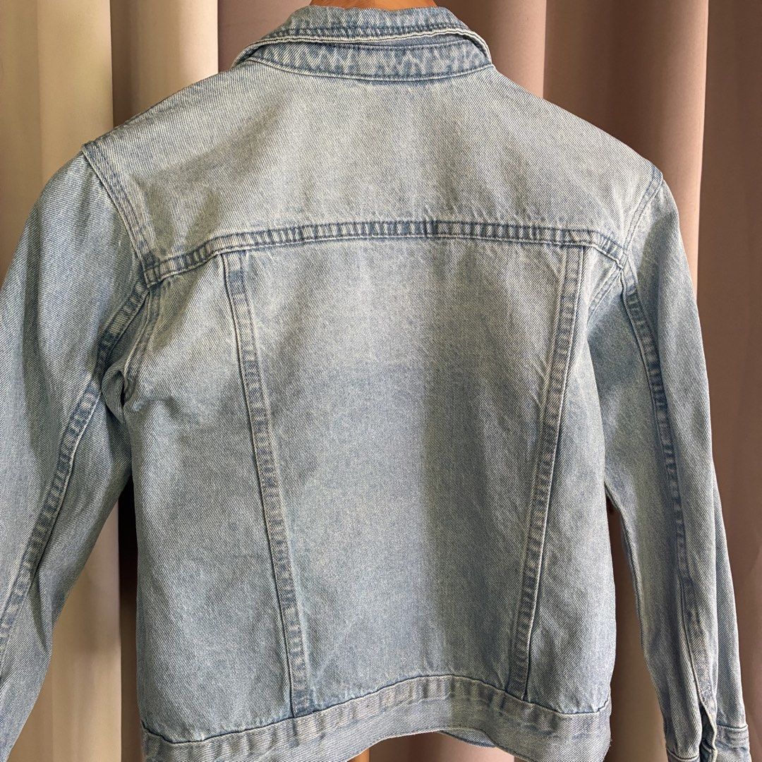 Disney Princess Denim Jacket Size US 9/10 (Category: Babies & Kids Fashion) located in Candelaria. Submitted by trendoclock (Listing ID 1469000524, Image 3). Description: Authentic Disney light blue denim jacket for kids. Features a button-up front, chest pockets, and a cool character sketch inner lining. Size US 9/10 (fits up to 140 cm height). Stylish and great for everyday wear!.