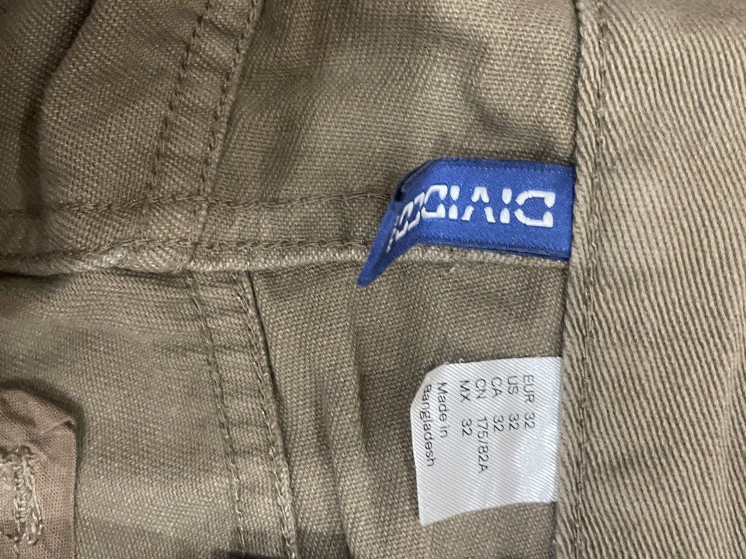 Divided Jeans (Category: Jeans) located in Manila. Submitted by bedlambuzz (Listing ID 1469084844, Image 3). Description: WYSIWYG ALL JEANS ARE USED BUT FULLY WEARABLE BUTTONS AND ZIPPERS INTACT MAY HAVE SLIGHT DISCOLORATION OR SMALL FLAWS.