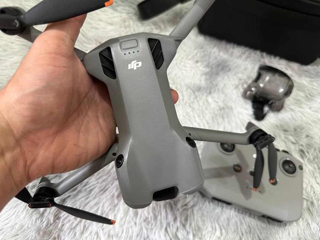 DJI Mini 5 Pro FMC (Category: Drones) located in San Mateo. Submitted by ako_ay_pangit_ngunit_mabait (Listing ID 1468991827, Image 3). Description: For Sale 35,000 DJI Mini 5 Pro FMC Aircraft Original controller DJI RC-N3 Flight battery x3 Two way charging hub Shoulder bag ND Filter Set 6 set of propeller Cycle count 4, 6, 6 No issue all working. Yung original controller lang na ksama ang pwede gamitin hindi pwede iba Meet up Q.C Batasan, Commonw