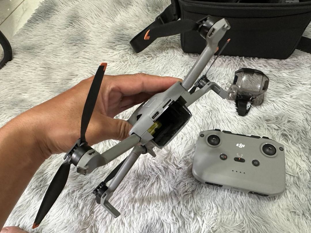 DJI Mini 5 Pro FMC (Category: Drones) located in San Mateo. Submitted by ako_ay_pangit_ngunit_mabait (Listing ID 1468991827, Image 2). Description: For Sale 35,000 DJI Mini 5 Pro FMC Aircraft Original controller DJI RC-N3 Flight battery x3 Two way charging hub Shoulder bag ND Filter Set 6 set of propeller Cycle count 4, 6, 6 No issue all working. Yung original controller lang na ksama ang pwede gamitin hindi pwede iba Meet up Q.C Batasan, Commonw