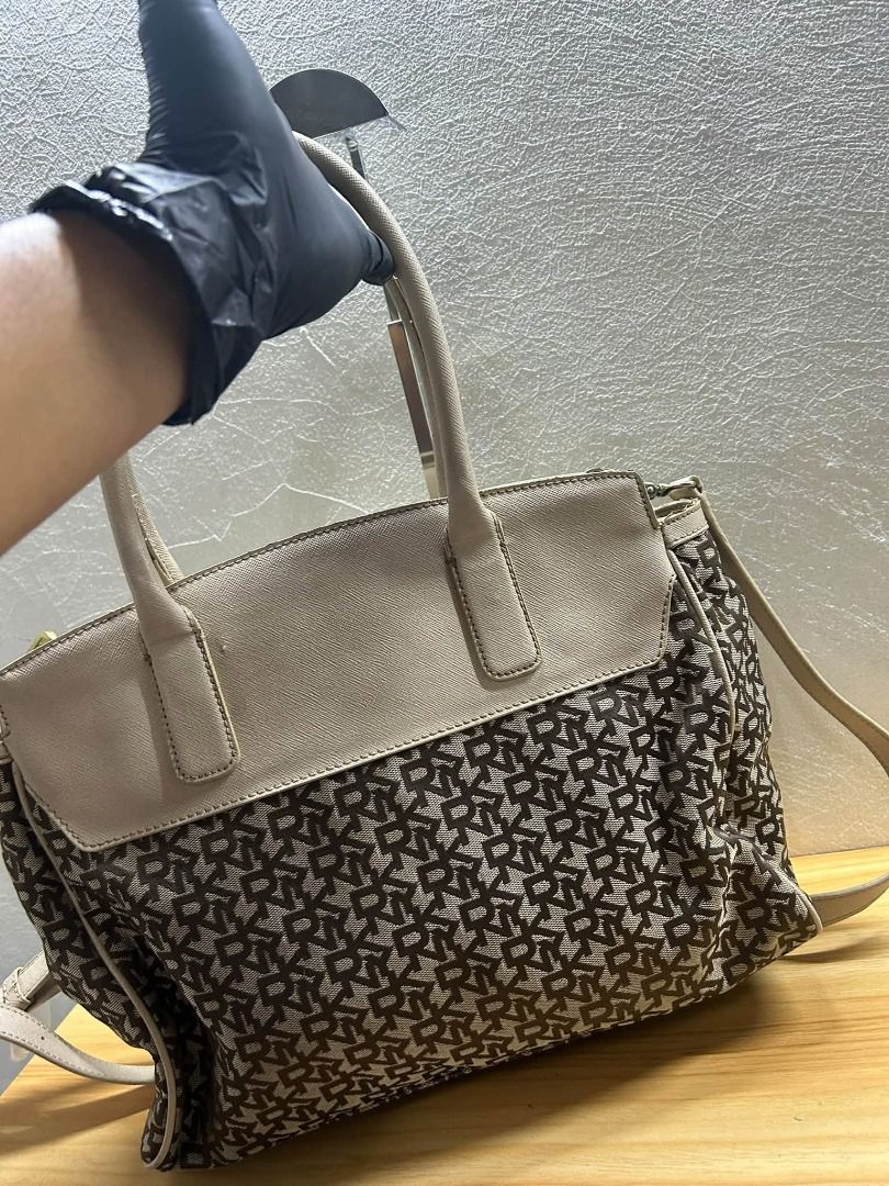 DKNY CANVASS 2WAY TOTE BAG (Category: Tote Bags) located in Caloocan City. Submitted by j3ngsanity (Listing ID 1469091780, Image 2). Description: ISSUE : MIN LEATHER SCRATCH / SIGN OF USAGE.