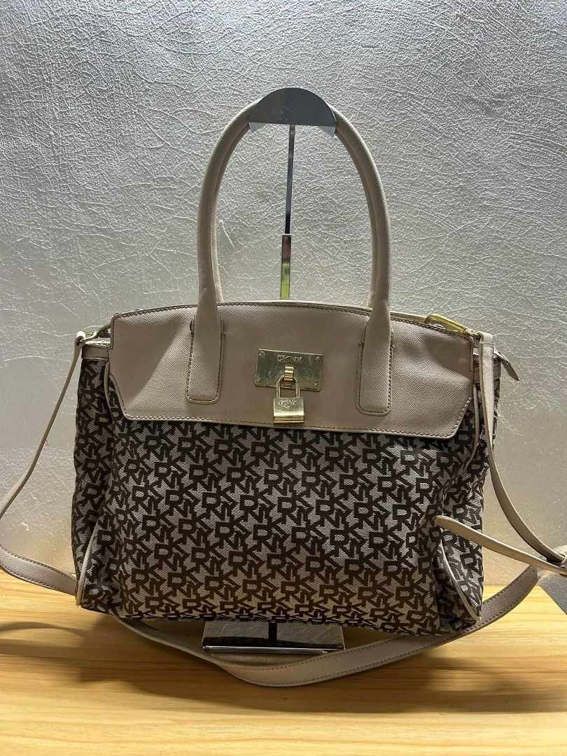 DKNY CANVASS 2WAY TOTE BAG (Category: Tote Bags) located in Caloocan City. Submitted by j3ngsanity (Listing ID 1469091780, Image 1). Description: ISSUE : MIN LEATHER SCRATCH / SIGN OF USAGE.