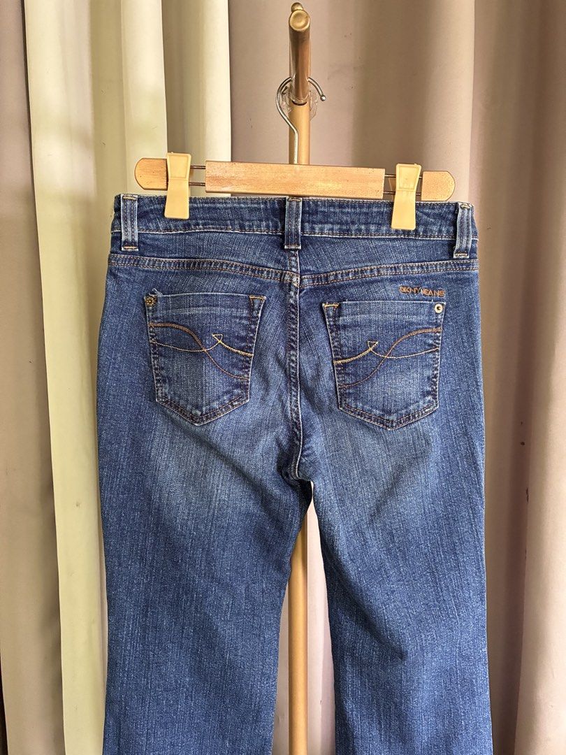 DKNY Jeans Soho Blue Denim Size 6R (Category: Jeans) located in Candelaria. Submitted by trendoclock (Listing ID 1468996834, Image 2). Description: DKNY Jeans Soho blue denim in size 6R. Classic mid-rise fit with a slight flare leg and yellow contrast stitching. A comfy, versatile everyday staple made in Mexico. Midwaist 28-29 inches Length 36.