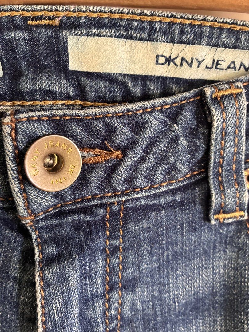 DKNY Jeans Soho Blue Denim Size 6R (Category: Jeans) located in Candelaria. Submitted by trendoclock (Listing ID 1468996834, Image 3). Description: DKNY Jeans Soho blue denim in size 6R. Classic mid-rise fit with a slight flare leg and yellow contrast stitching. A comfy, versatile everyday staple made in Mexico. Midwaist 28-29 inches Length 36.