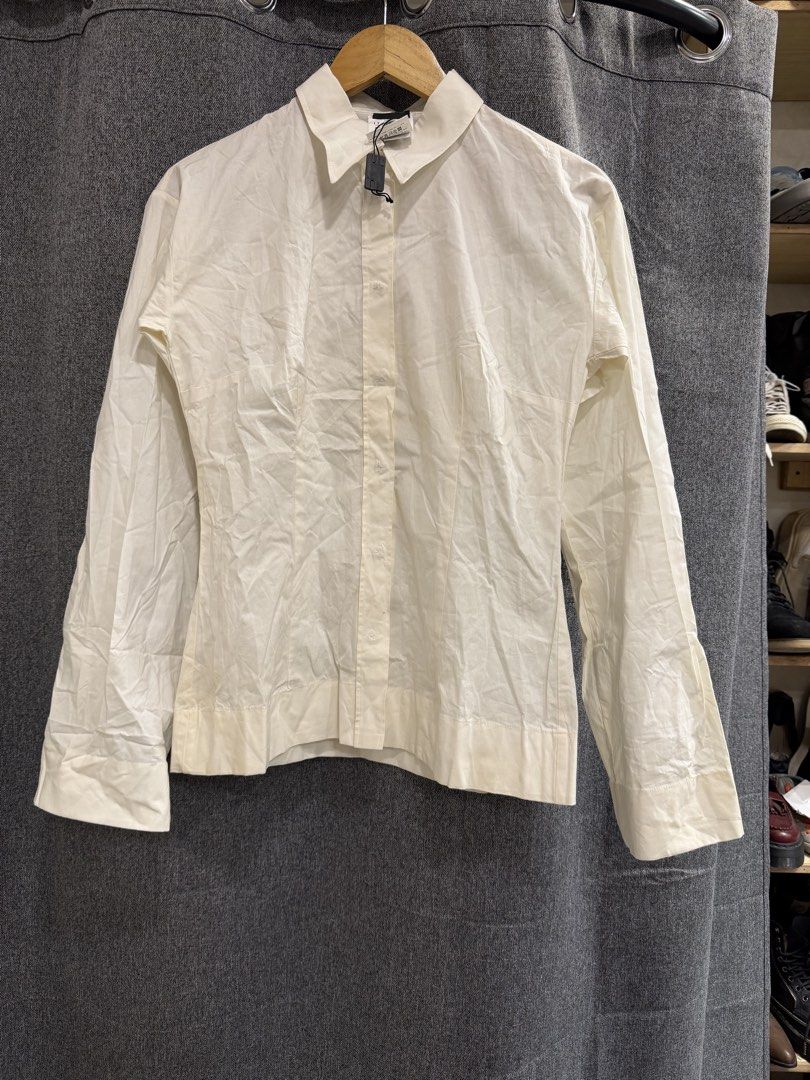 Dolce & Gabbana (Category: Longsleeves) located in Quezon City. Submitted by macleen17 (Listing ID 1469018493, Image 1). Description: Dolce & Gabbana Size M Excellent Condition White Color Made in Italy.