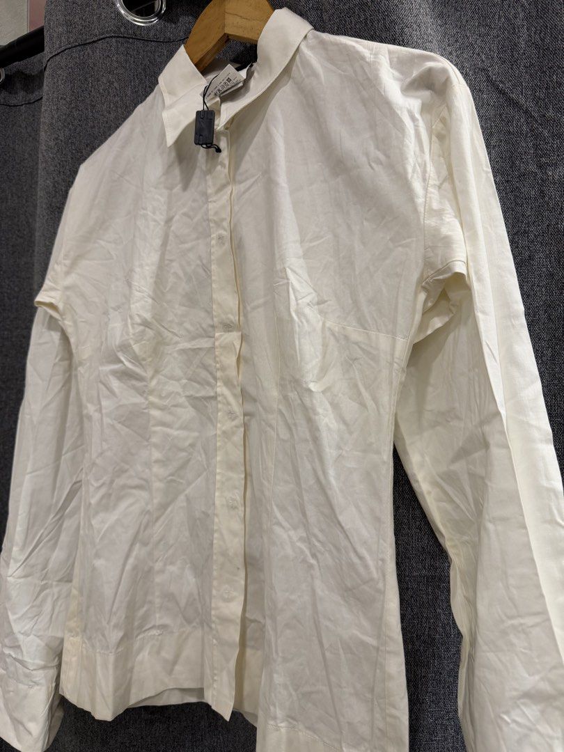 Dolce & Gabbana (Category: Longsleeves) located in Quezon City. Submitted by macleen17 (Listing ID 1469018493, Image 2). Description: Dolce & Gabbana Size M Excellent Condition White Color Made in Italy.