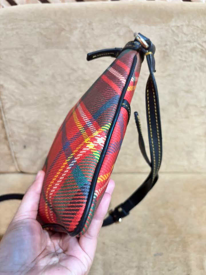 Dooney and Bourke (Category: Cross-body Bags) located in Dumaguete. Submitted by camillaolshoppe2 (Listing ID 1468974261, Image 3). Description: Authentic Vintage Dooney & Bourke small size naka riri zip pa ang ganda.