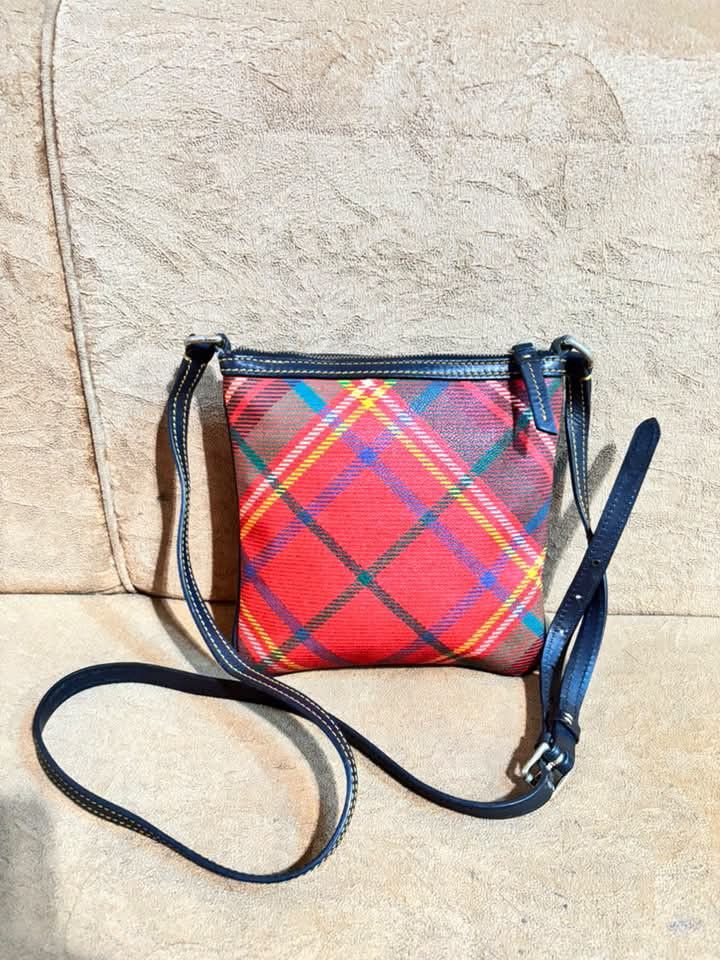 Dooney and Bourke (Category: Cross-body Bags) located in Dumaguete. Submitted by camillaolshoppe2 (Listing ID 1468974261, Image 2). Description: Authentic Vintage Dooney & Bourke small size naka riri zip pa ang ganda.