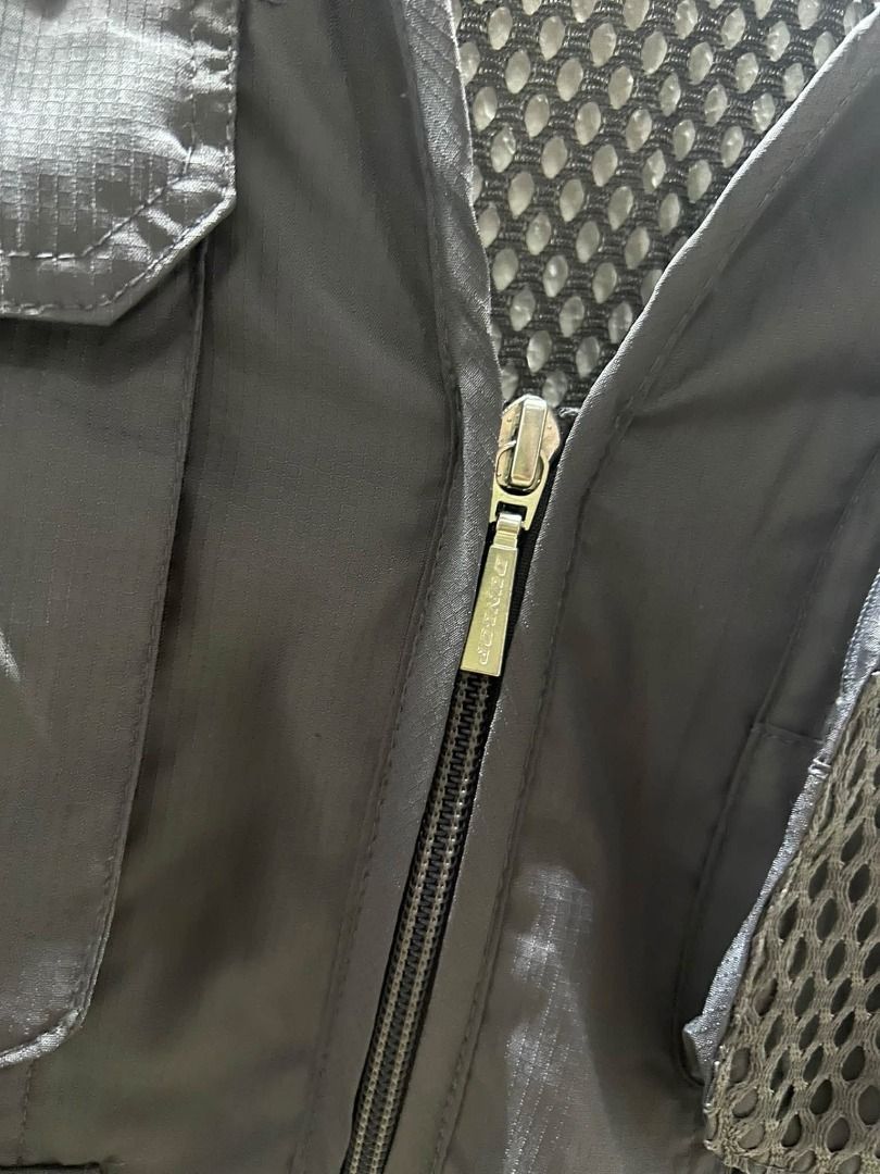 DUNLOP MULTI POCKET VEST (Category: Vests) located in Caloocan City. Submitted by j3ngsanity (Listing ID 1469083209, Image 3). Description: NO ISSUE AS NEW NEED WASH DIMES : 21x26.5.