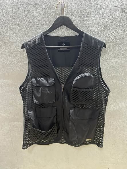 DUNLOP MULTI POCKET VEST (Category: Vests) located in Caloocan City. Submitted by j3ngsanity (Listing ID 1469083209, Image 1). Description: NO ISSUE AS NEW NEED WASH DIMES : 21x26.5.