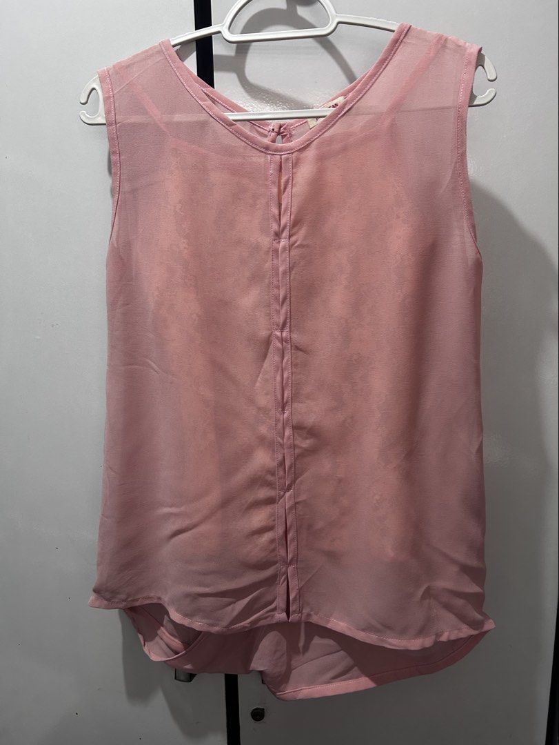 Dusty Pink 2-Piece Lace Cami & Open-Back Overlay Set (Category: Sleeveless) located in Pasig City. Submitted by ladyleslieisletavelarde4902 (Listing ID 1467035556, Image 1). Description: A delicate, romantic 2-piece set featuring a sheer floral lace camisole paired with a breezy open-back keyhole overlay top. Brand: Jelly Bean Size: Tag XS (USA 0 / EU XS) Color: Soft Dusty Pink / Rose Includes: 2 Pieces (Floral Lace Cami Tank + Sheer Open-Back Ov
