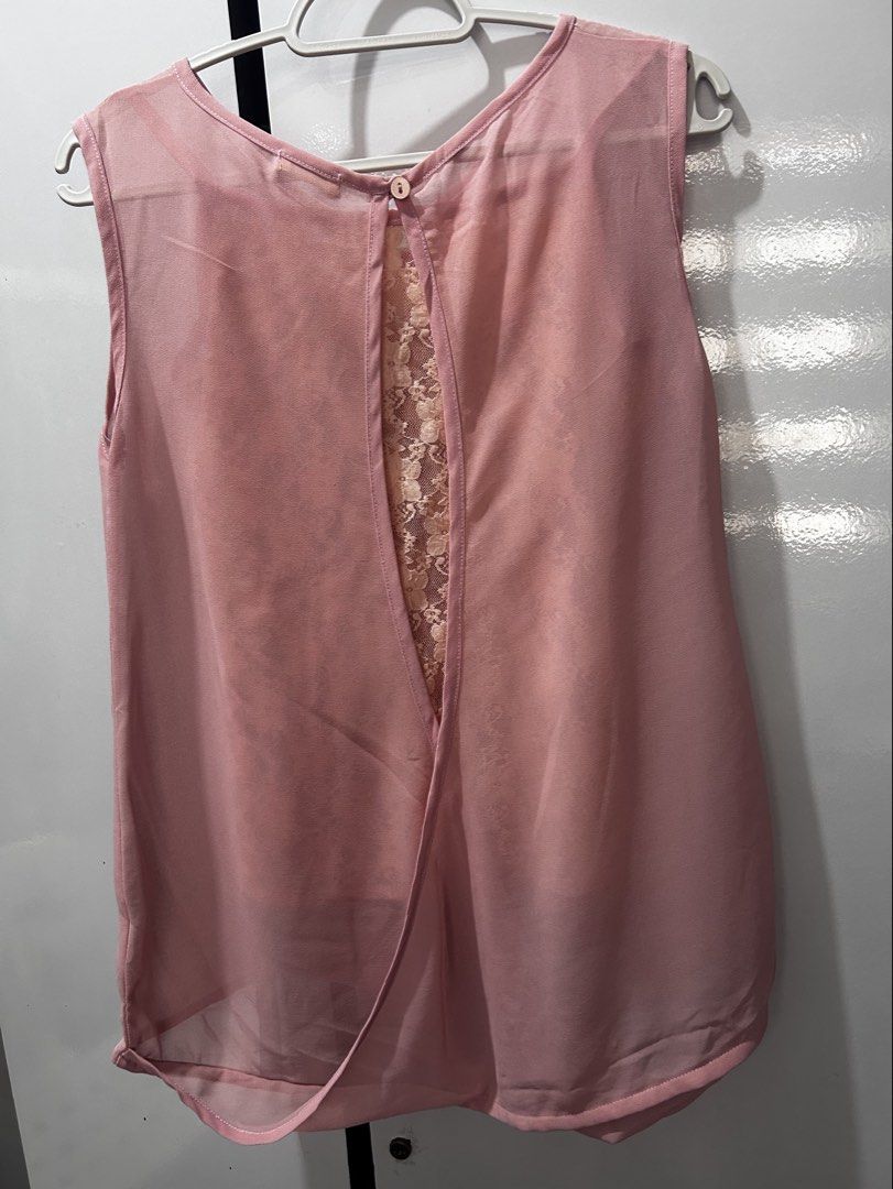 Dusty Pink 2-Piece Lace Cami & Open-Back Overlay Set (Category: Sleeveless) located in Pasig City. Submitted by ladyleslieisletavelarde4902 (Listing ID 1467035556, Image 3). Description: A delicate, romantic 2-piece set featuring a sheer floral lace camisole paired with a breezy open-back keyhole overlay top. Brand: Jelly Bean Size: Tag XS (USA 0 / EU XS) Color: Soft Dusty Pink / Rose Includes: 2 Pieces (Floral Lace Cami Tank + Sheer Open-Back Ov