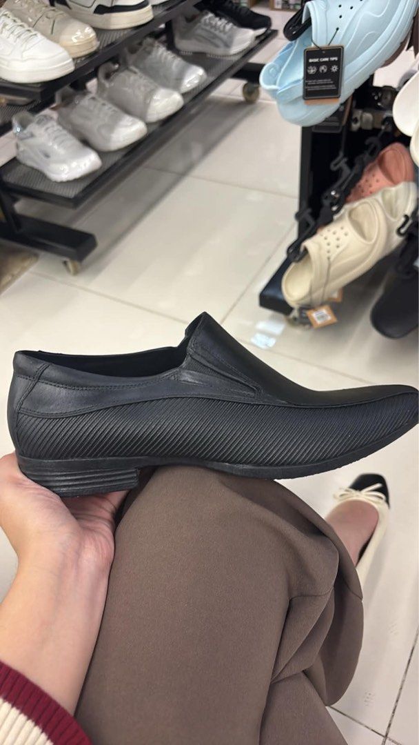 Easysoft Gus Black Slip-On Shoes (Category: Casual Shoes) located in Manila. Submitted by lester_daseller.010 (Listing ID 1469080383, Image 2). Description: - Brand: Easysoft Gus - Color: Black - Style: Slip-on with clean minimalist look and textured side pattern - Heel: Low heel for all-day comfort - Condition: Brand new, unused, and properly stored - Inclusions: Original purchase receipt included - Ideal for: Convenient daily wear.