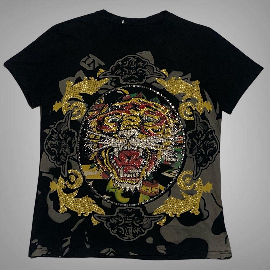 Ed Hardy Big Logo back to back (Category: Dresses) located in Mabalacat. Submitted by stellargarments (Listing ID 1469004147, Image 2). Description: mismong tela na yung design di na maaalis Length : 25 Width : 19 Condition : 9/10 Sobrang solid ng design makinis & smooth pa tela shimmering some front part very comfy & smooth on skin need wash fresh from bale color may vary due to lighting.