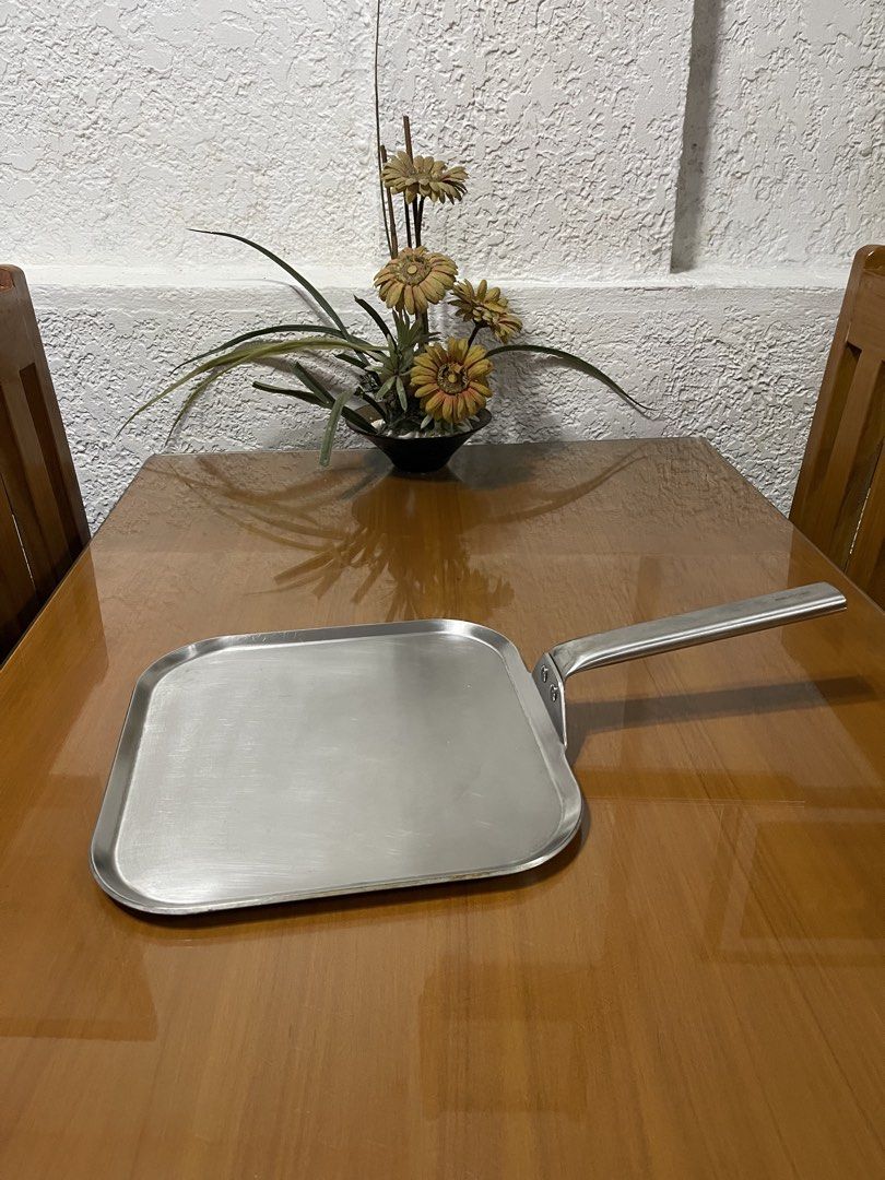 Edelkochen Stainless Steel Griddle Pan 29cm (Category: Cookware & Accessories) located in Quezon City. Submitted by doublelkitchenware (Listing ID 1469052704, Image 1). Description: Edelkochen Stainless Steel Griddle Pan Designed by Korea Made in Vietnam 29x29x1cm Induction / Gas / Electric Solid, Makapal and mabigat Fully clad Minimal sign of usage / scratches Pick up or shipping via lalamove Provincial 🚚j&t Novaliches Qc.